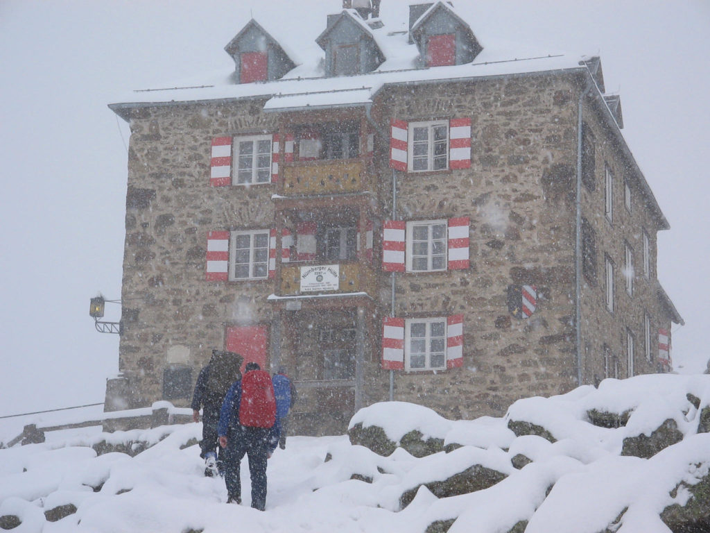 Voorkant van de Nürnberger Hütte in de sneeuw