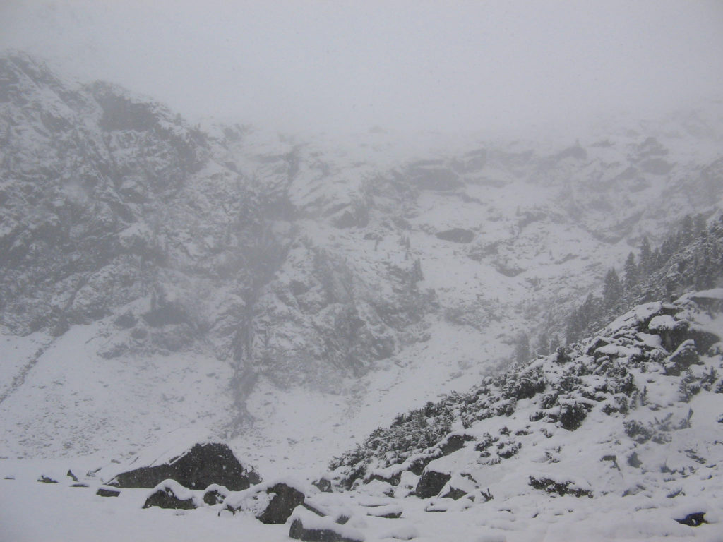 Besneeuwde helling met bovenaan de Sulzenau Hütte