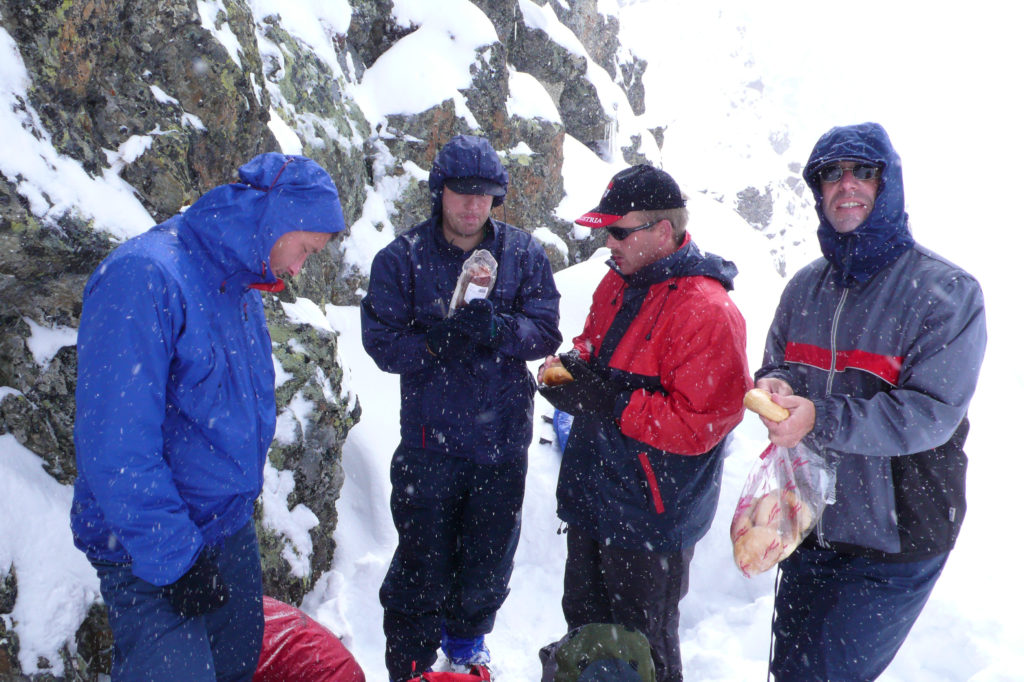 4 wandelaars smeren broodjes in de sneeuw