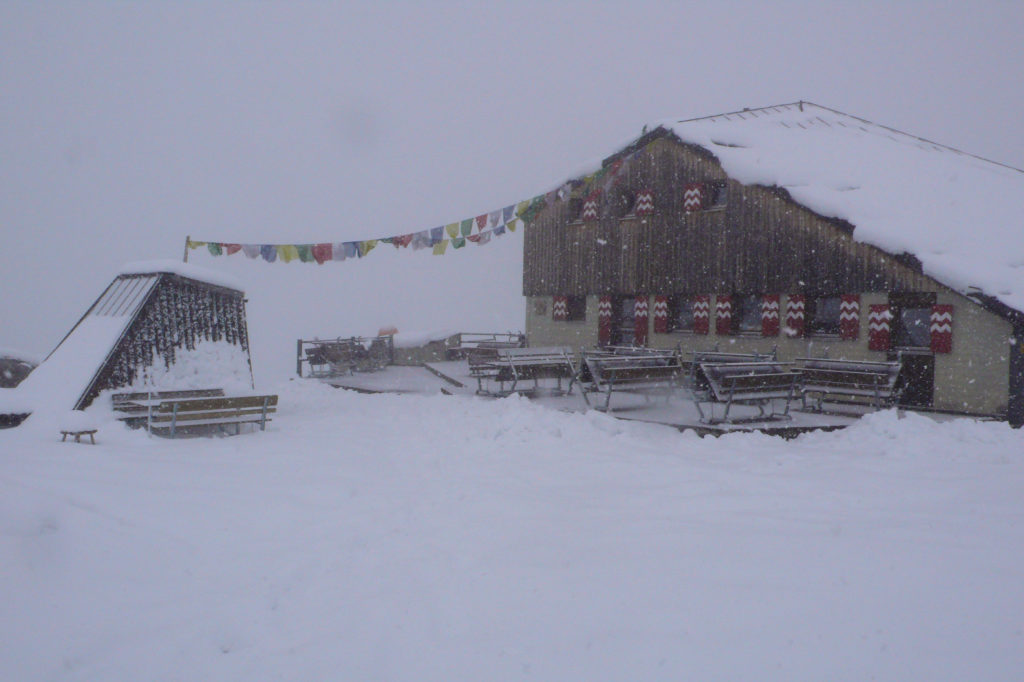 Sulzenau Hütte in de sneeuw
