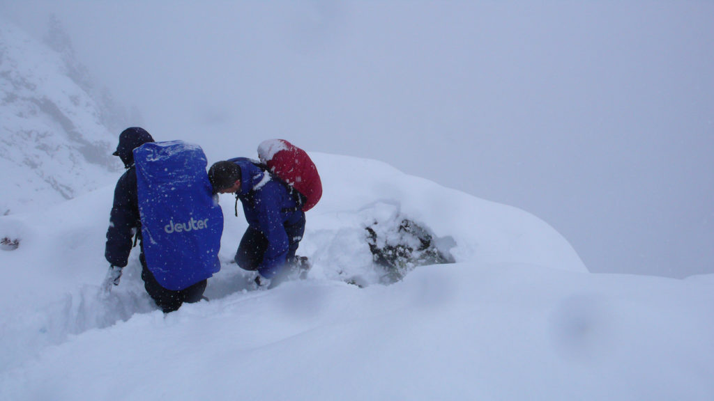 wandelaars in de sneeuw