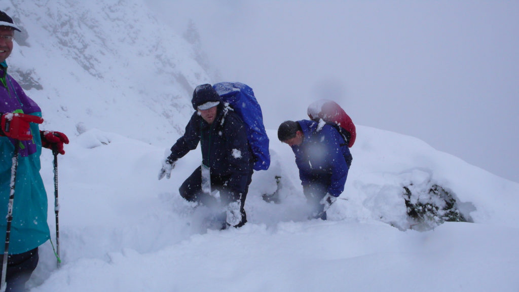 wandelaars in de sneeuw